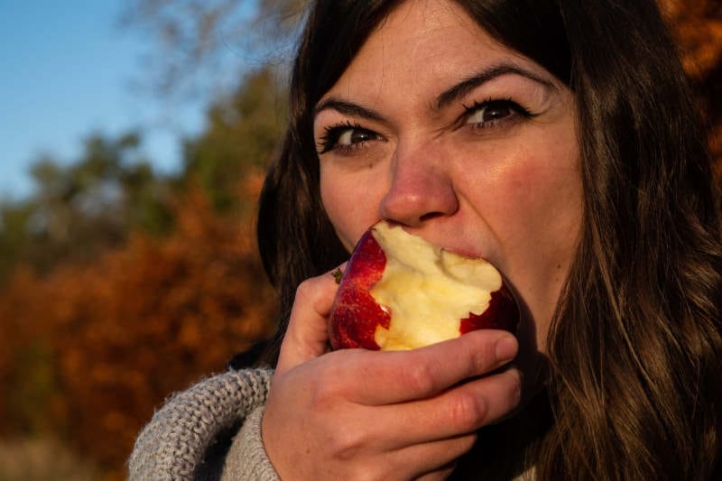 Food To Avoid With Braces - The Surprising Things You Can't Eat With Braces 2 Food To Avoid With Braces - Hard Crunchy Apple
